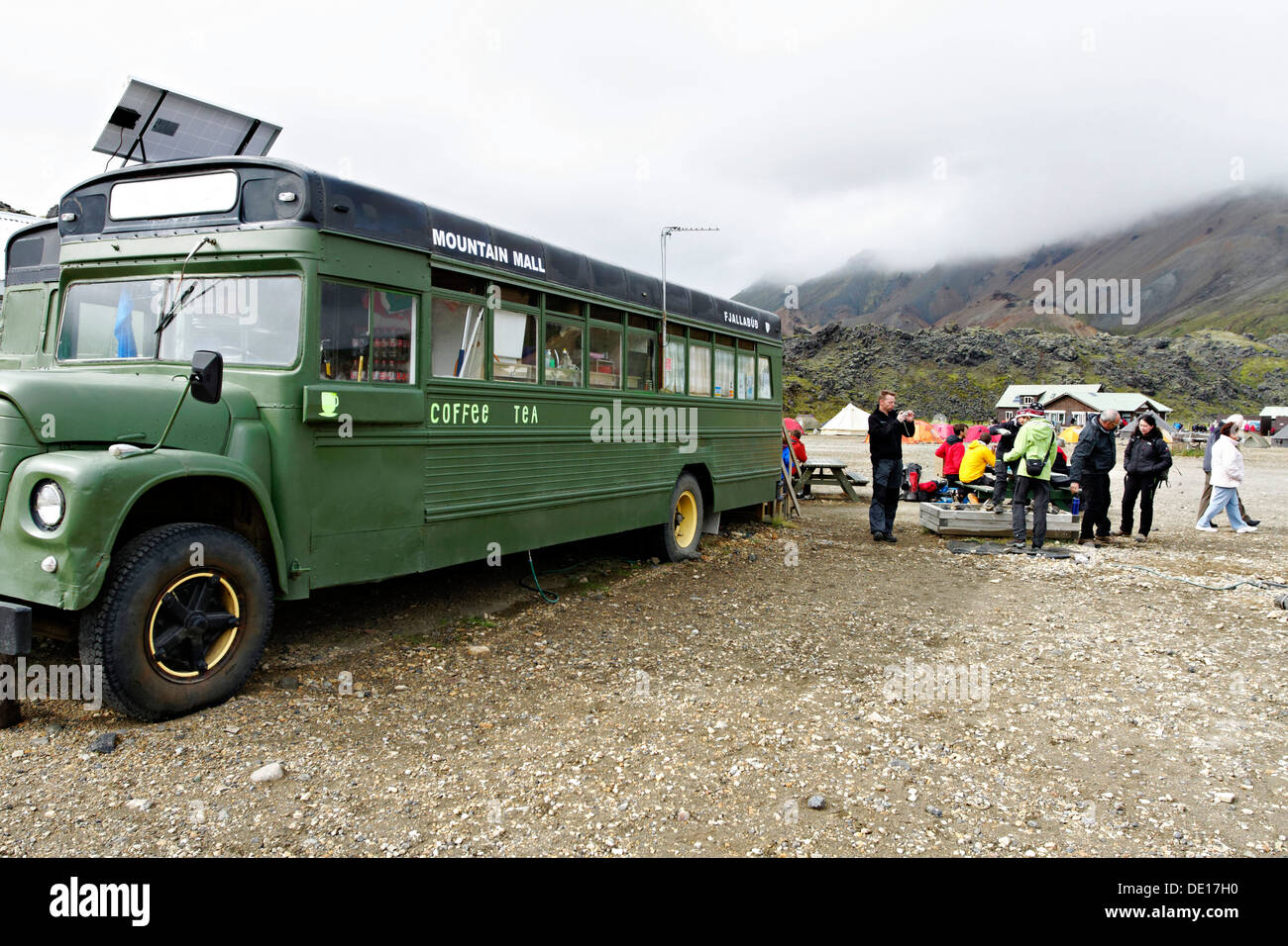 Terrain de camping et mobile d'un plateau thé/café, bus Landmannalaugar Islande Banque D'Images