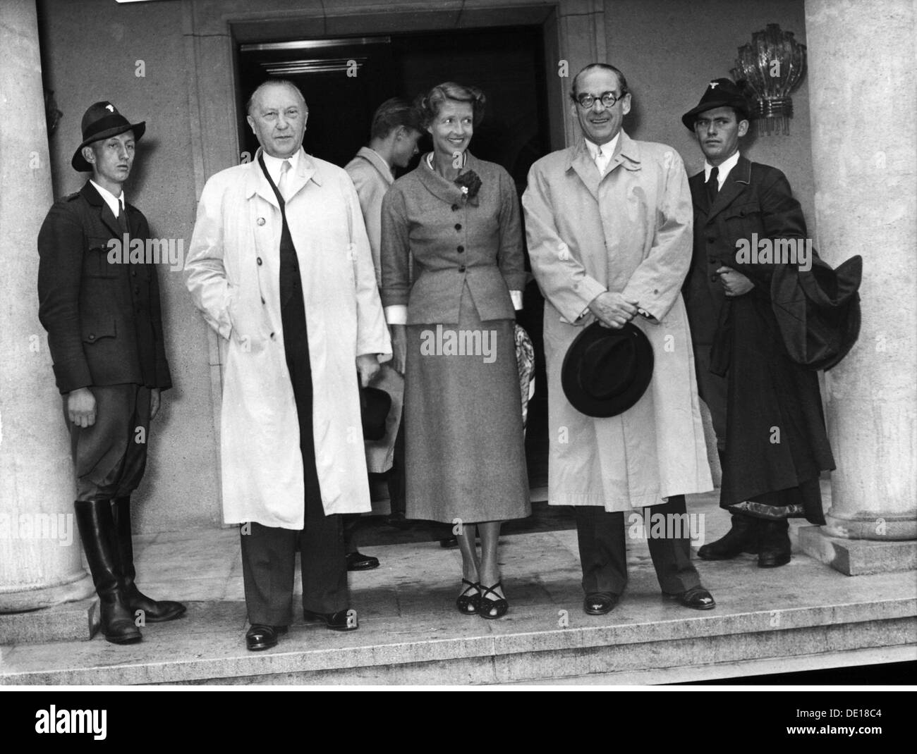Bismarck, Otto Christian Archibald Prince von, 25.9.1897 - 24.12.1975, diplomate et politicien allemand (CDU), en pleine longueur, avec épouse la princesse Ann-mari et la chancelière fédérale Konrad Adenauer, Château de Friedrichsruh, Aumühle, 30.8.1953, Banque D'Images