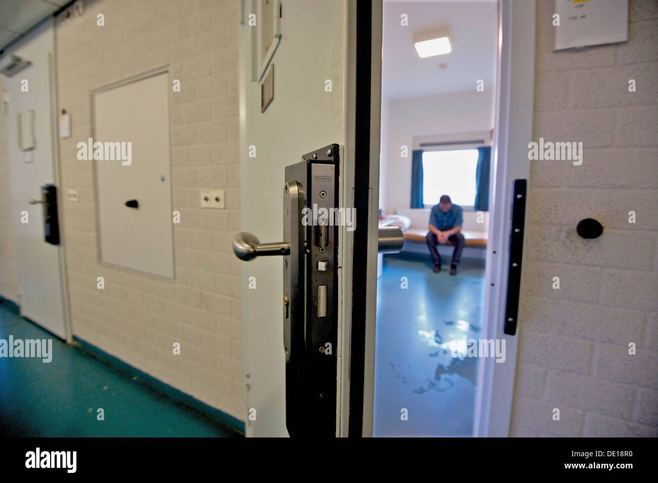 Holland-Scheveningen. 15-05-12. Un homme en prison. Banque D'Images