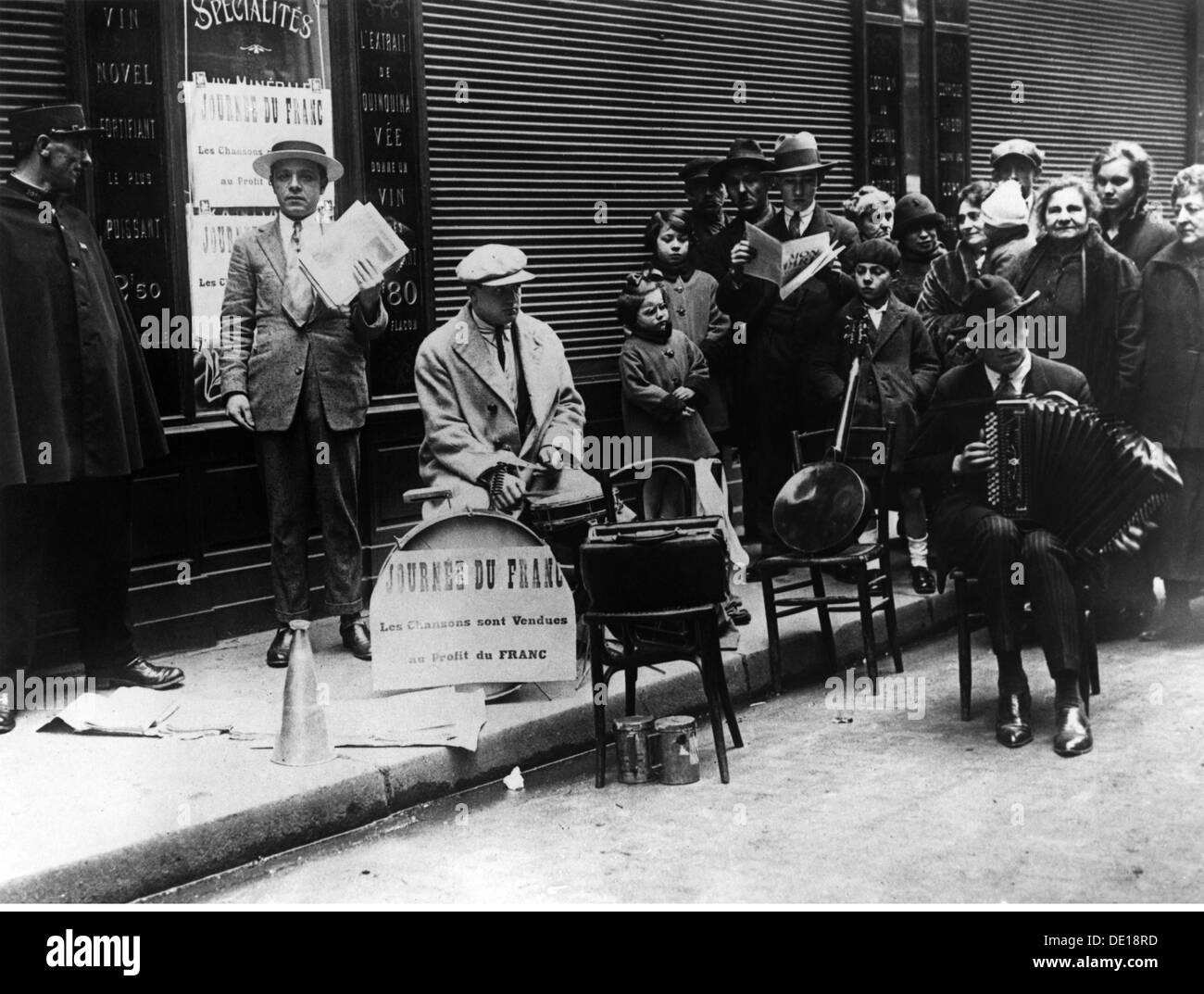 Géographie / Voyage, France, Paris, scènes de rue, musiciens de rue essayant d'augmenter la valeur du franc, début des années 1930, droits additionnels-Clearences-non disponible Banque D'Images