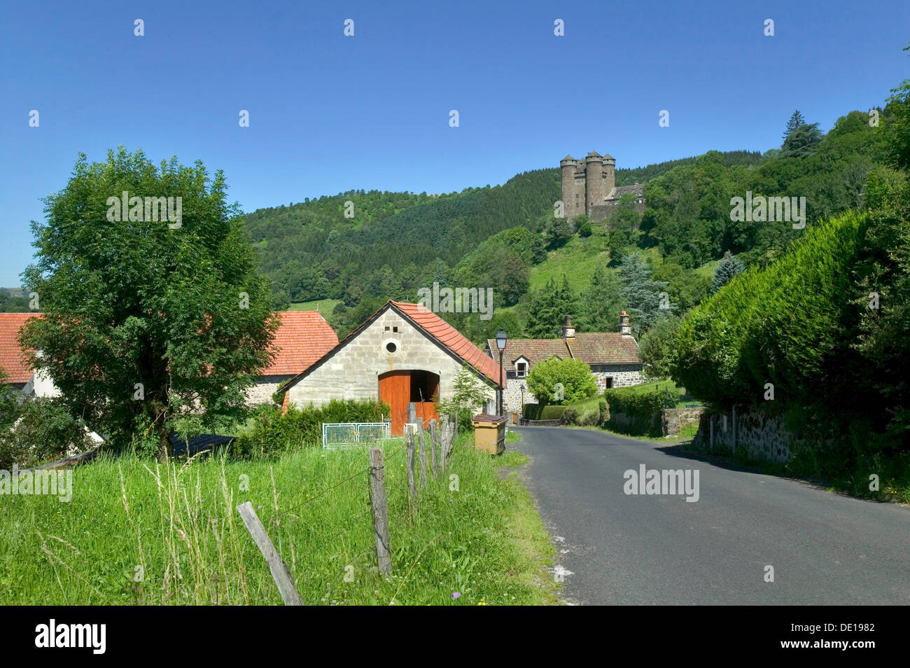 Country Road, Château d'Anjony à l'arrière, le Parc Naturel Régional des Volcans d'Auvergne, Parc Naturel Régional des Volcans d'Auvergne Banque D'Images