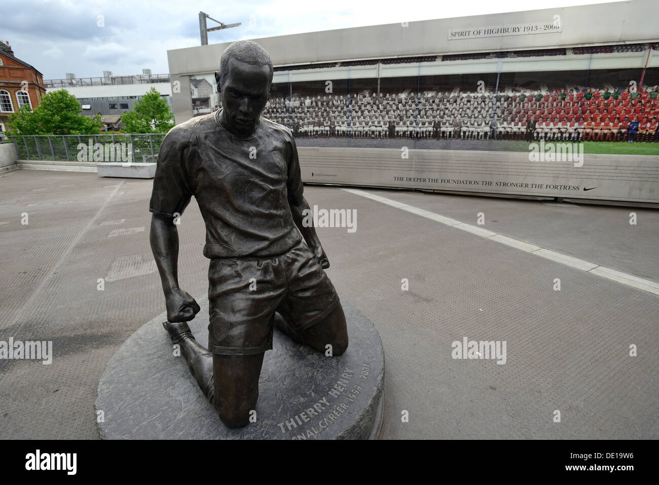Thierry Henry statue devant l'Emirates stadium Banque D'Images