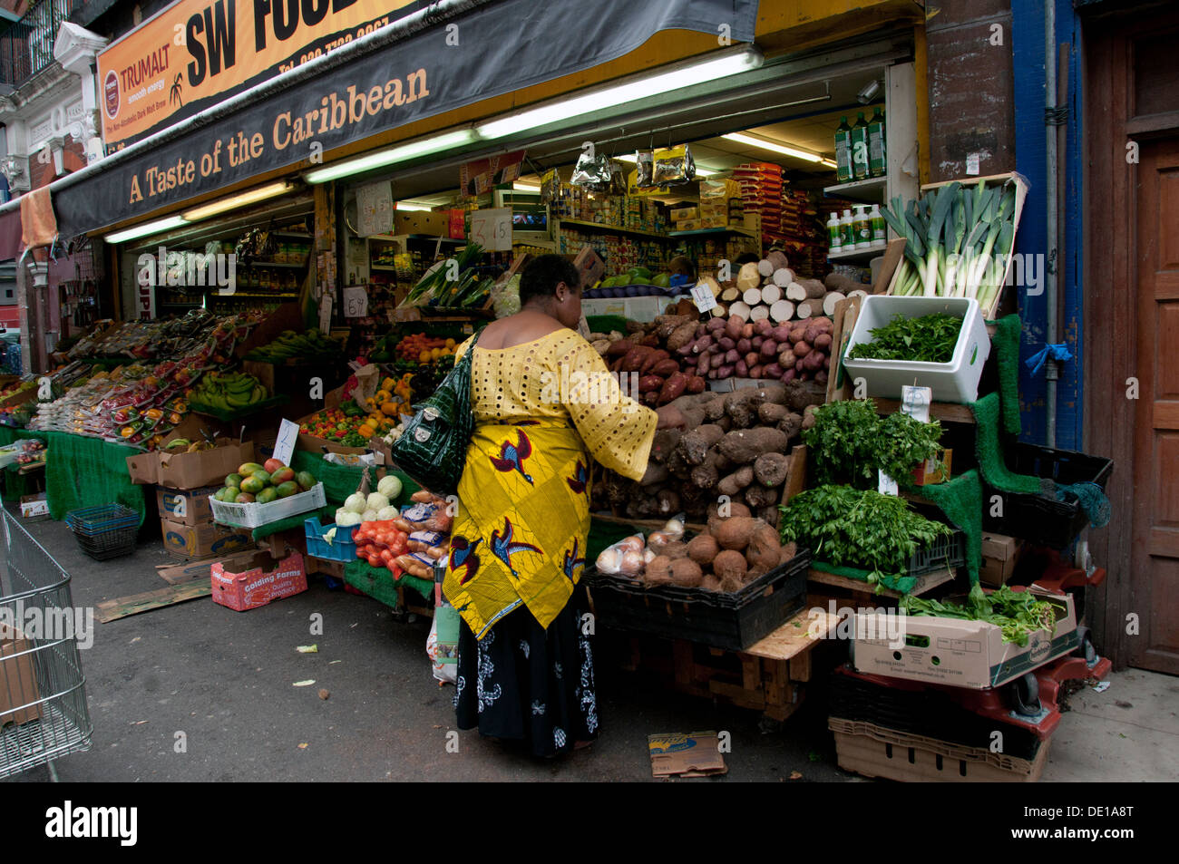 Marché de Brixton boutiques et stands de fruits et légumes multiculturelle Banque D'Images