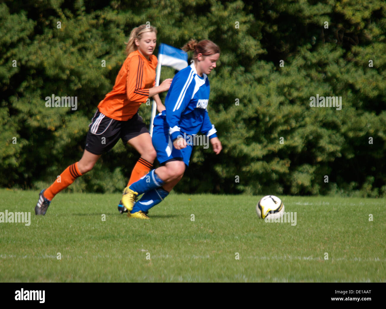 Au cours de l'action féminine de football match, Bude, Cornwall, UK 2013 Banque D'Images
