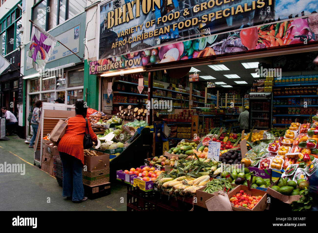 Marché de Brixton boutiques et stands de fruits et légumes multiculturelle Banque D'Images