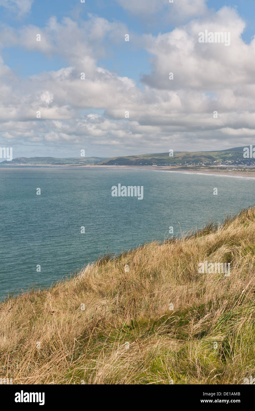 Vue côtière panoramique sur la baie de la rivière Ceredigion Dovey de Borth pointe et Snowdon national park mountain range sur skyline Banque D'Images