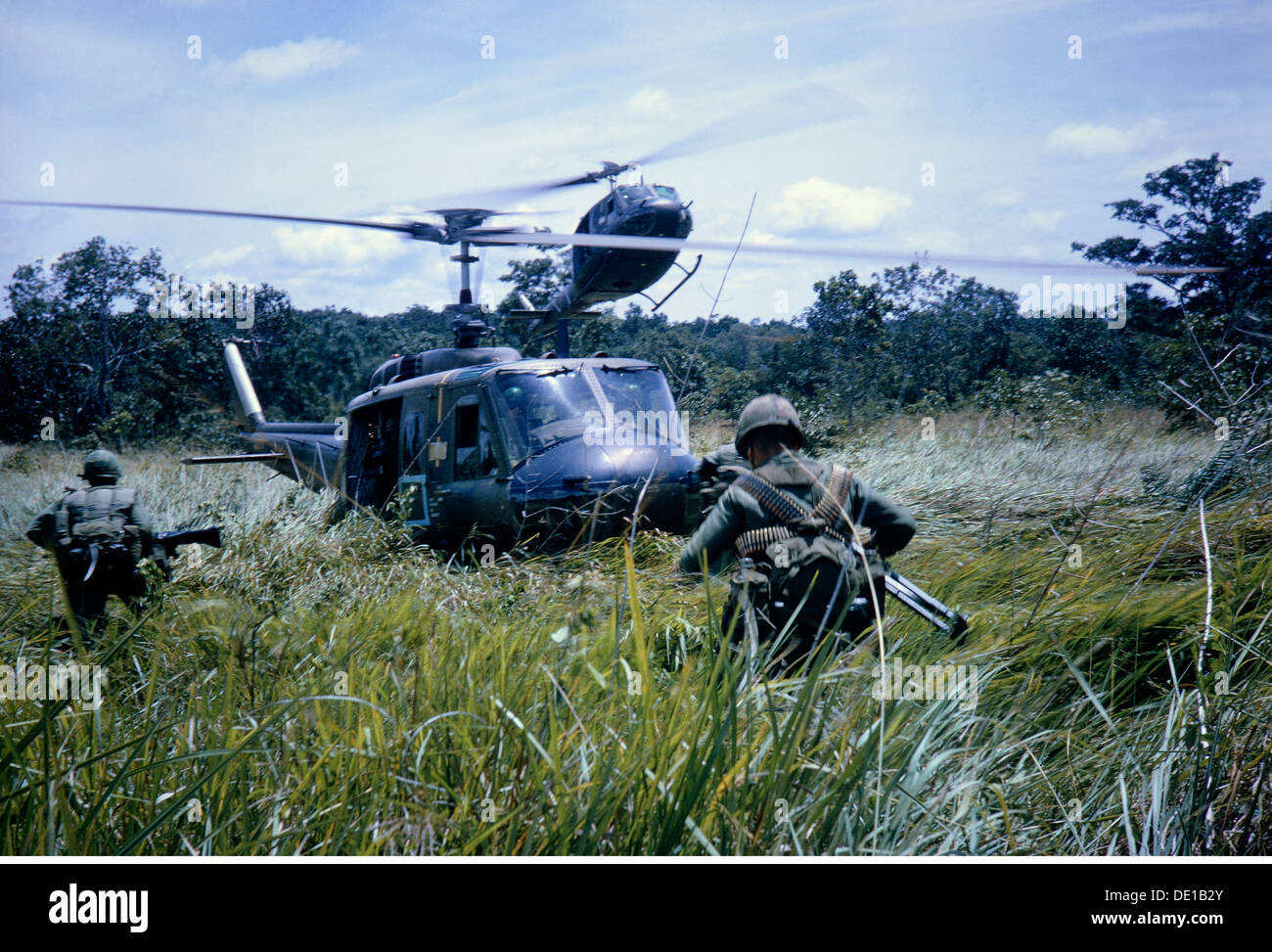hélicoptère UH1. Huey 1/48 (CORGY. guerre du Vietnam) GUNSHIP