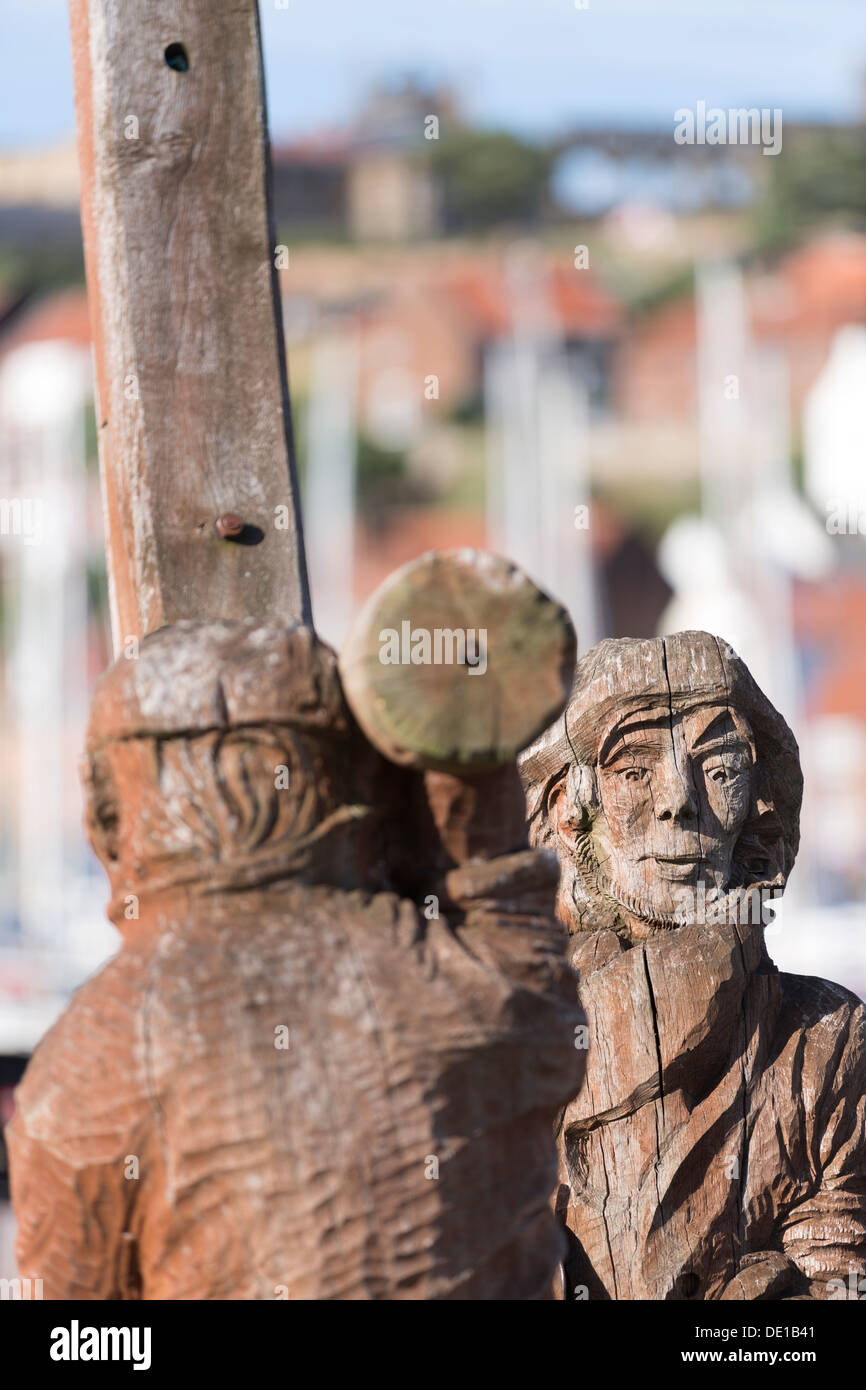 Le Yorkshire, Whitby, statue, reconnaissant le chantier naval de Whitby où tentative Captain Cooks a été construite. Banque D'Images