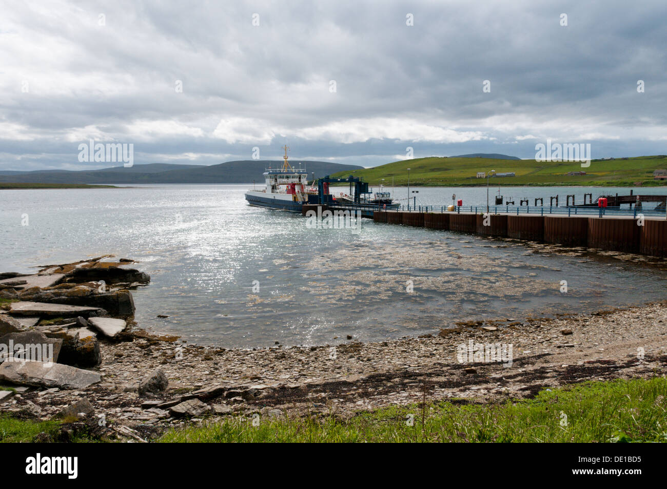 Houton Bay sur l'Orkney Mainland avec car-ferry à Hoy chargement en arrière-plan. Banque D'Images