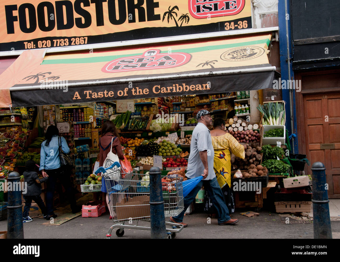 Marché de Brixton boutiques et stands de fruits et légumes multiculturelle Banque D'Images