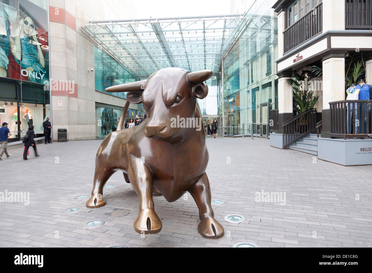 Royaume-uni, Birmingham, le taureau de bronze statue dans le centre commercial Bull Ring. Banque D'Images