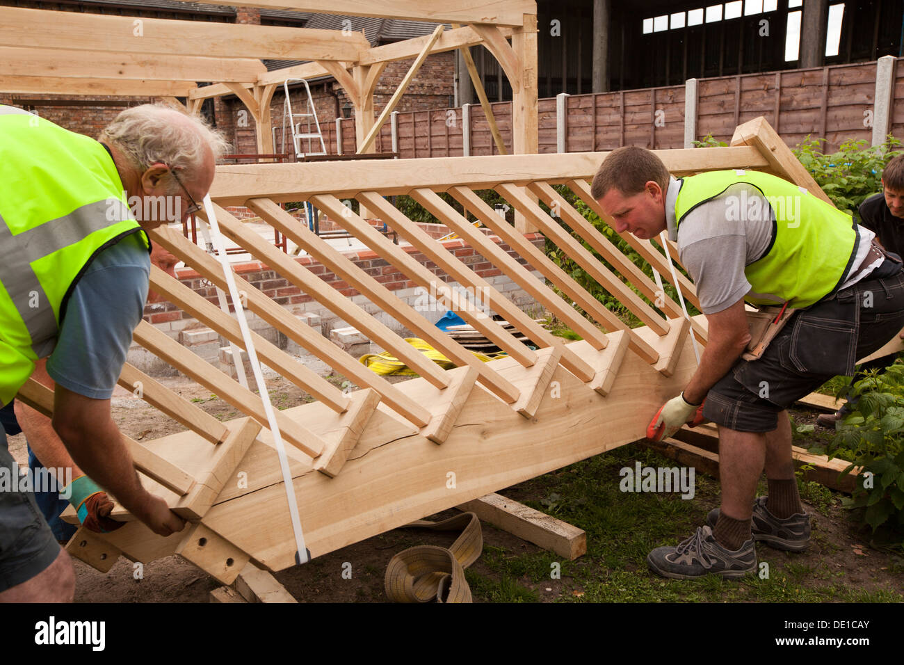 L bâtiment maison, la construction en bois de chêne vert, les travailleurs de garage l'érection d'escalier extérieur Banque D'Images