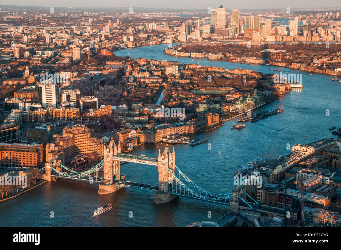 La ville de Londres et le Tower Bridge avec Thames au coucher du soleil - vue depuis le Shard, London, England, UK Banque D'Images