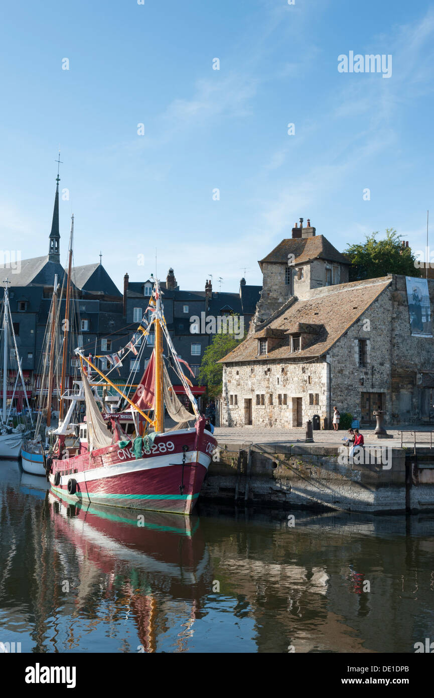 Le port et le port de Honfleur Normandie France avec les bateaux de pêche et de vieux bâtiments amarrés sur le quai. Banque D'Images