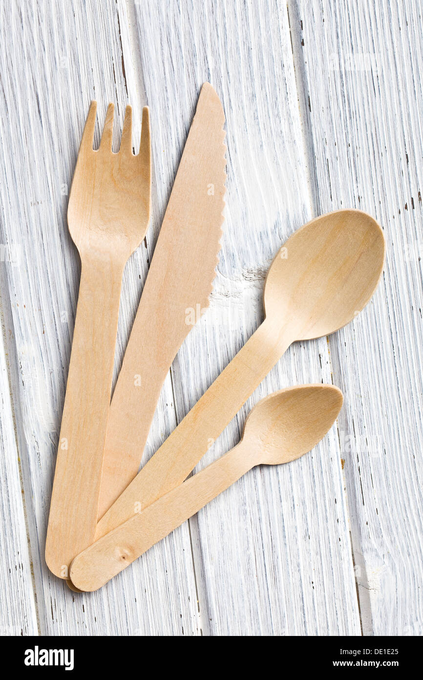 Ensemble de couverts en bois sur table en bois Banque D'Images