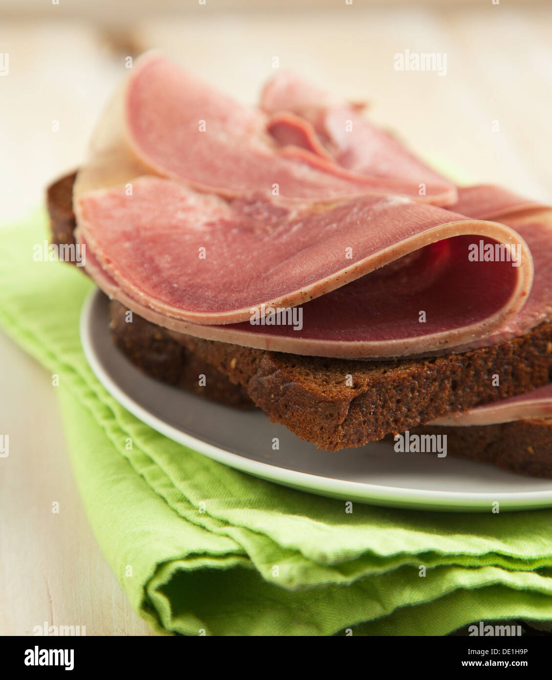 Les sandwiches ouverts avec des tranches de la langue propre à froid Banque D'Images
