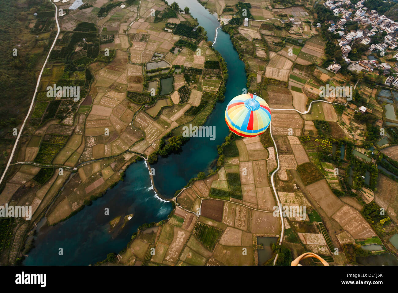 Haut en couleur d'un ballon à air chaud contraste avec les champs cultivés terne en vue aérienne d'un ballon supérieur de la rivière Li, Chine Banque D'Images