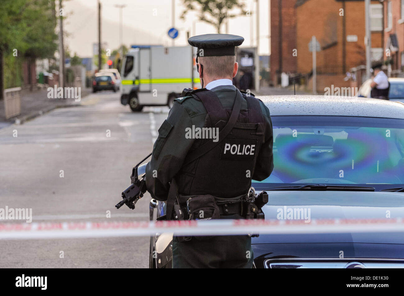 Belfast, Irlande du Nord. 10 septembre 2013 - Un officier de l'armée comme PSNI montres ATO bombe s'occuper d'un suspect. Crédit : Stephen Barnes/Alamy Live News Banque D'Images