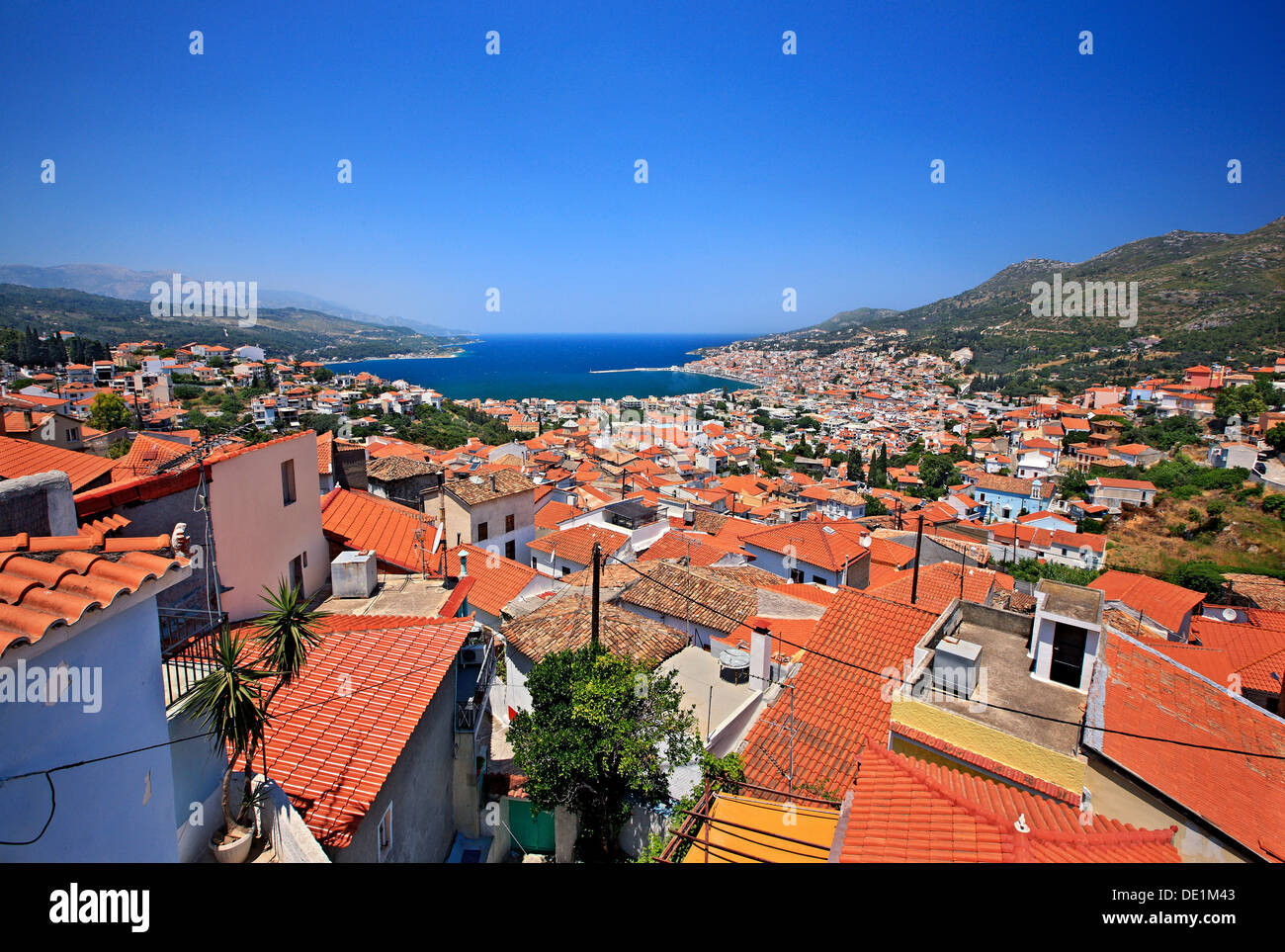 Vue panoramique de la ville de Samos (Vathi), l'île de Samos, Mer Égée, Grèce. Banque D'Images