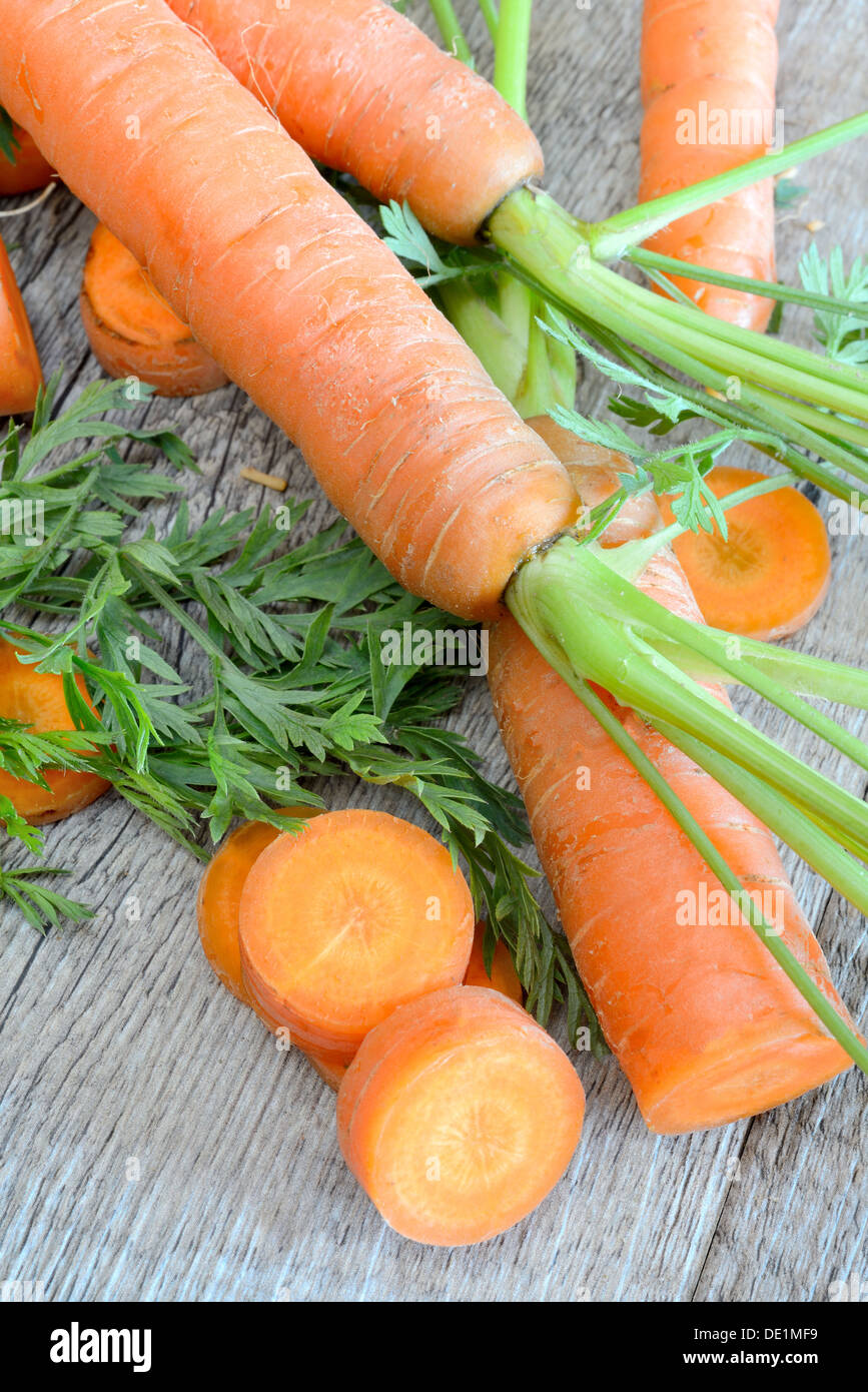 Frais et colorés des carottes sur table en bois naturel Banque D'Images