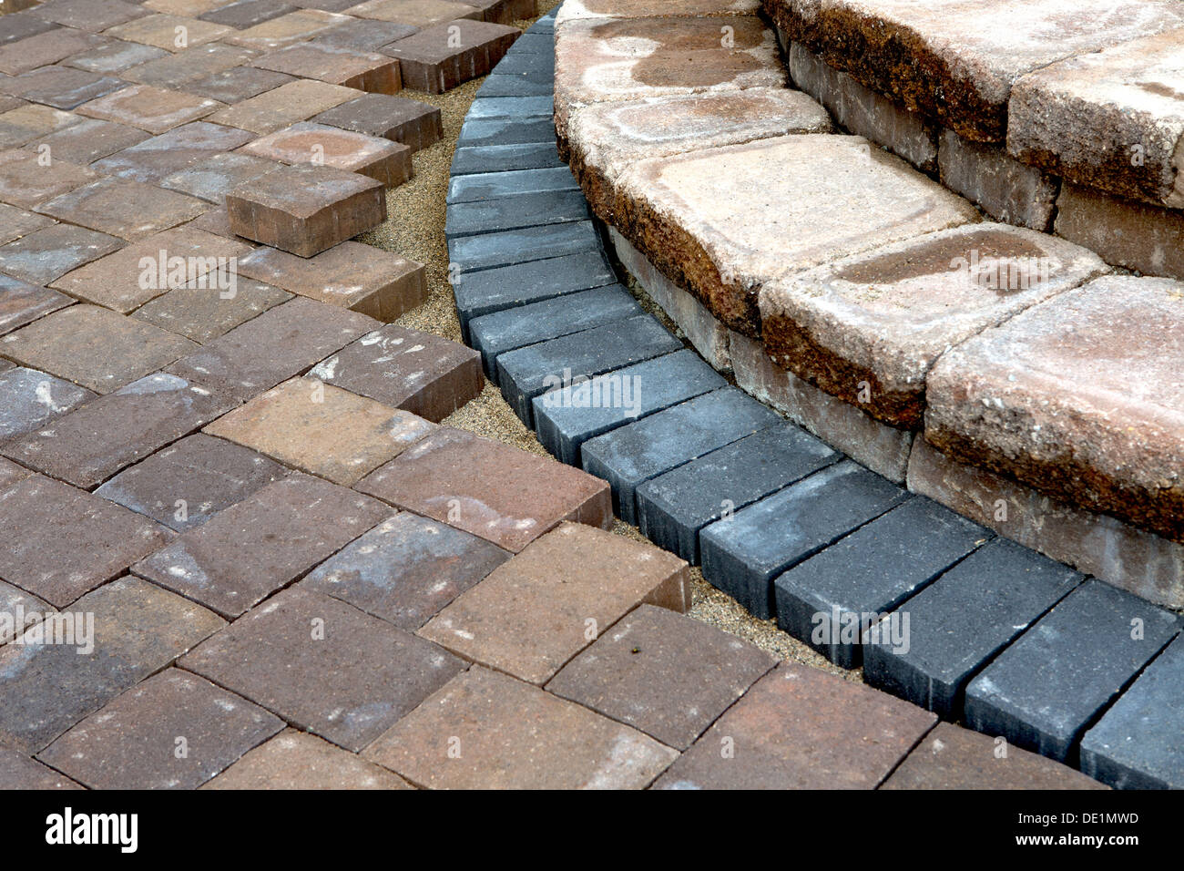 Les progrès réalisés dans la transformation de patio de brique brune avec étapes couleur bleuâtre bricks Banque D'Images