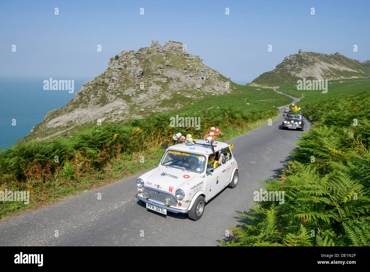 Mini voitures de prendre part à l'assemblée annuelle Mini Grand Tour à travers le nord du Devon sur Bank Holiday lundi. 2013 Banque D'Images