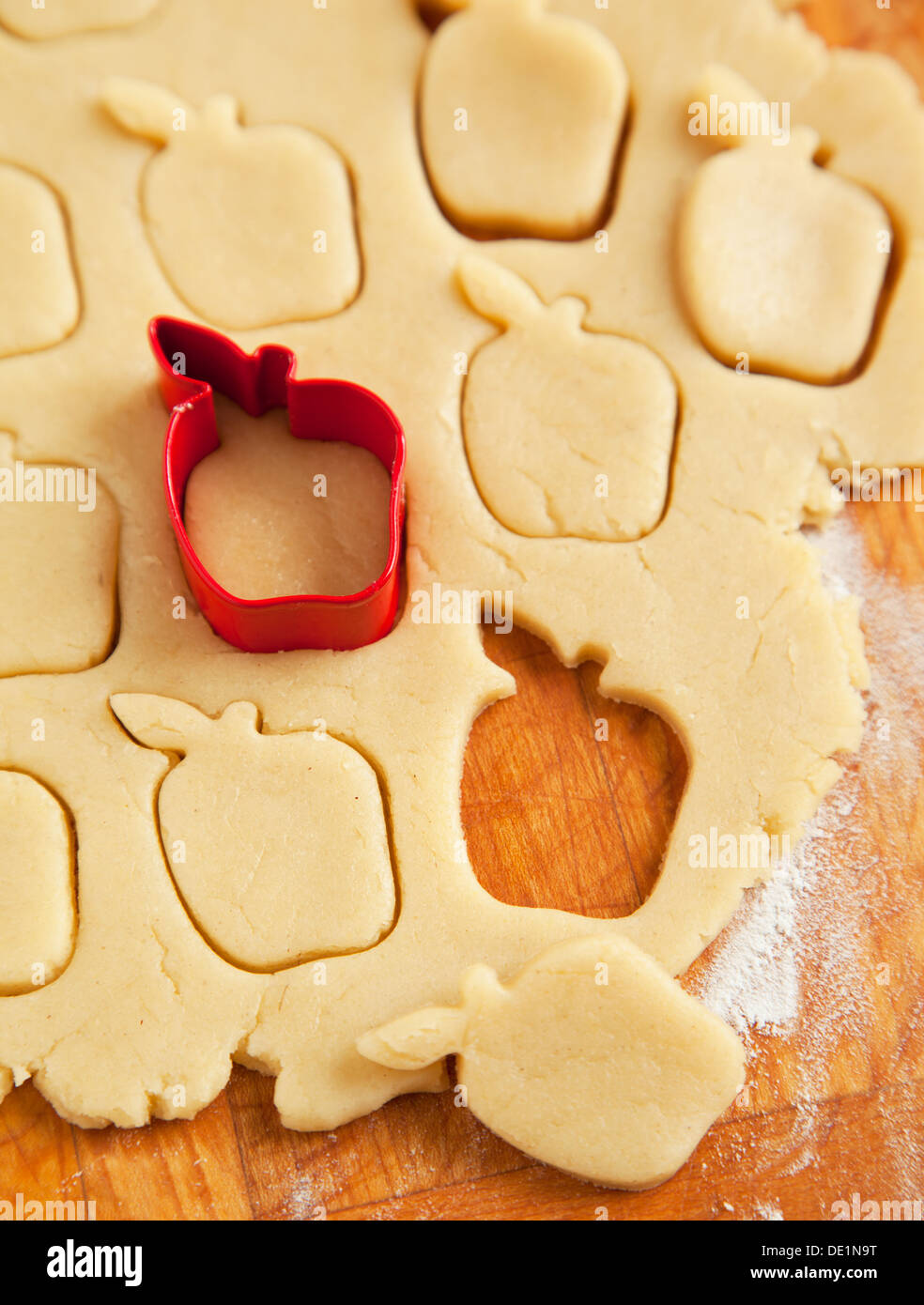 Emporte-pièce en forme de pomme sur la pâte à biscuits Banque D'Images