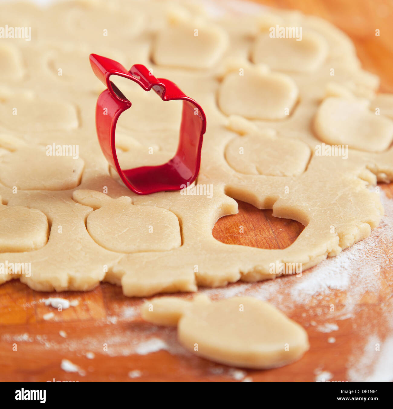 Emporte-pièce en forme de pomme sur la pâte à biscuits Banque D'Images