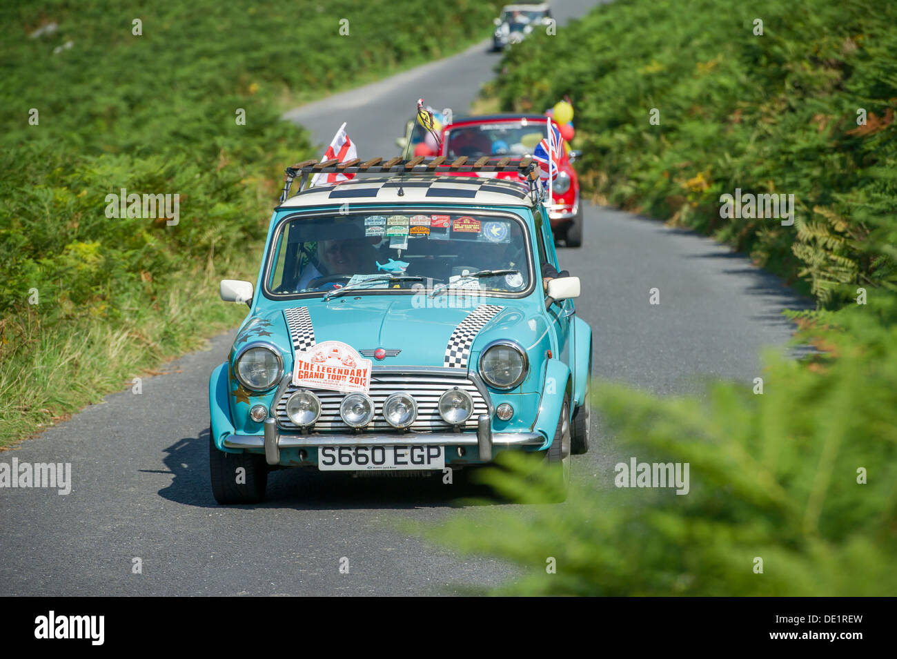 Mini voitures de prendre part à l'assemblée annuelle Mini Grand Tour à travers le nord du Devon sur Bank Holiday lundi. 2013 Banque D'Images