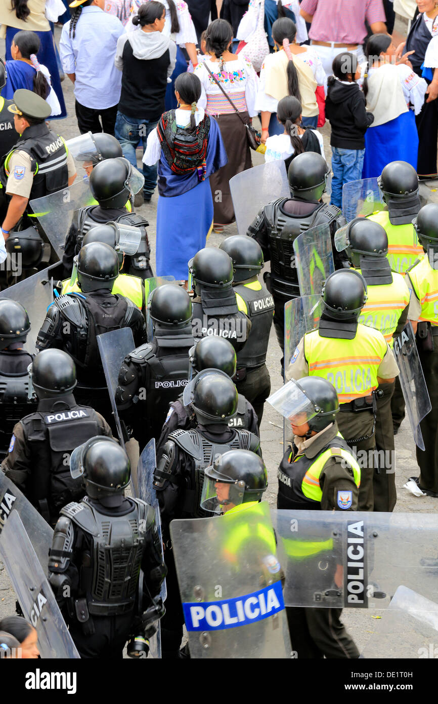 La police anti-émeute en équipement de combat complet en attente à la place centrale lors des fêtes de l'Inti Raymi, qui attire souvent des problèmes Banque D'Images