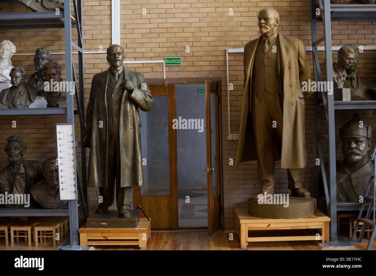 Statues de Lénine à l'intérieur du Tsaïr Azgur Museum à Minsk, en Biélorussie. Banque D'Images