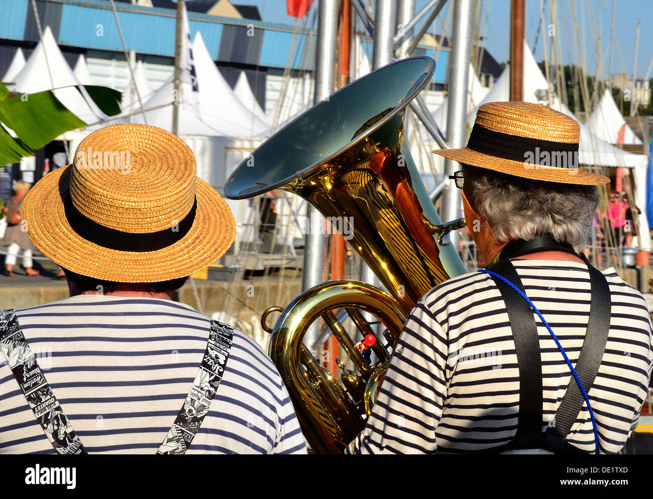 Une fanfare ('Les carottes rapées') au cours d'un festival maritime à Granville (Normandie, France). Banque D'Images
