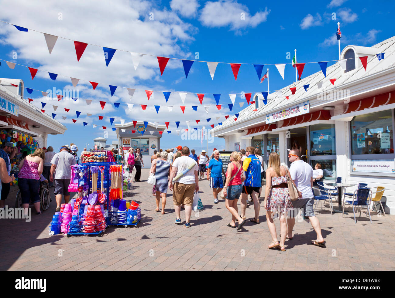 Les touristes marcher sur Weston Super Mare Grand Pier Weston-Super-Mare Somerset England UK GB EU Europe Banque D'Images