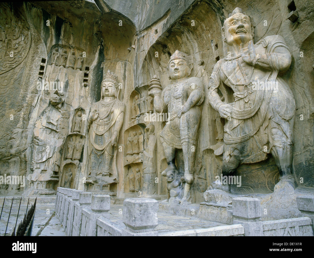 Le gardien du Bouddhisme rois sculptés sur le mur nord de la temple Fengxian au complexe du temple-grotte de Longmen. Banque D'Images