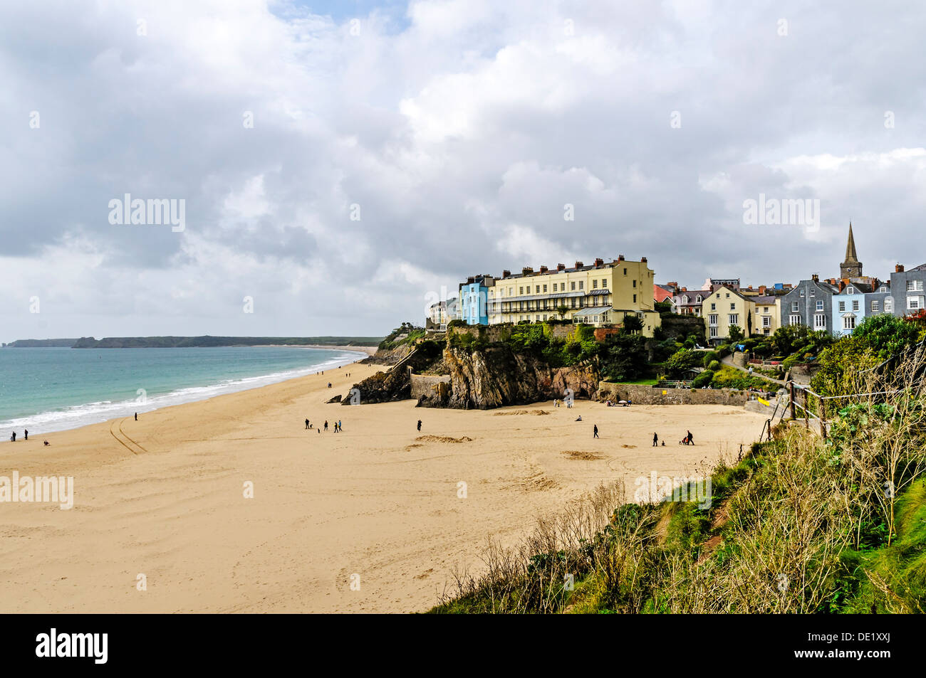 Les maisons de couleur pastel donnent sur la plage du château, une étendue de sable doré entre la colline du Château et de l'East Cliff, Tenby Banque D'Images