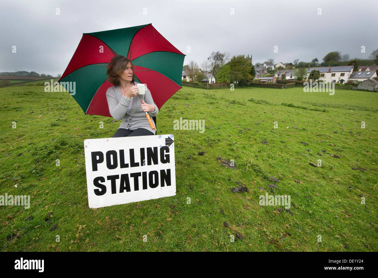 Résidant scrutin Sharon Gullick en dehors de l'espace rural de scrutin à Bittadon dans le Nord du Devon pendant la période électorale, UK Banque D'Images