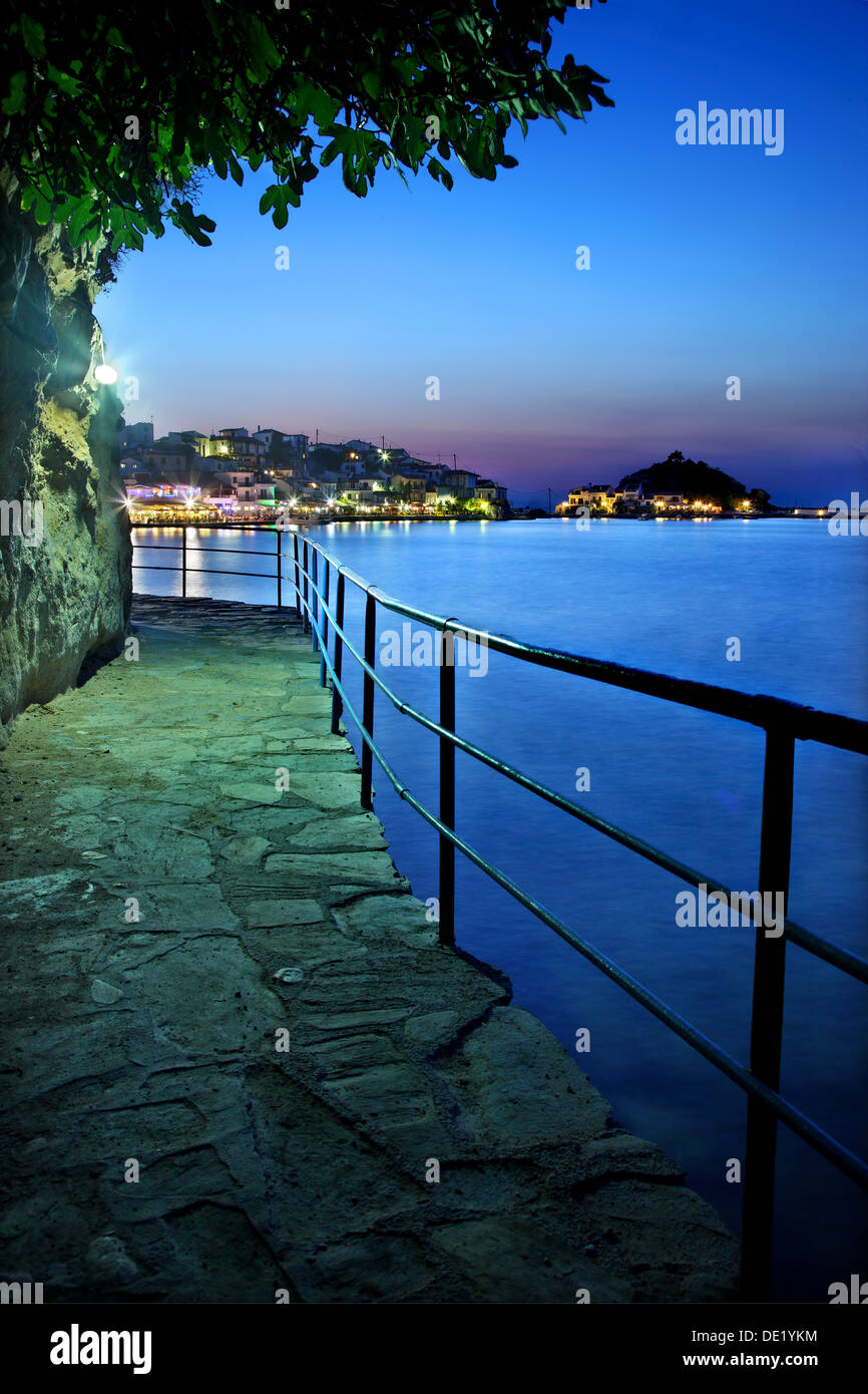 Vue de nuit du village de Kokkari, une des destinations touristiques les plus populaires dans l'île de Samos, en Grèce. Banque D'Images