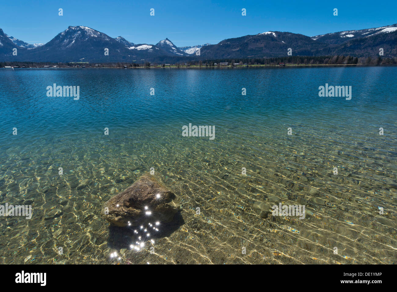 Le lac de Wolfgang, l'eau claire, Ried am Wolfgangsee, Salzburg, Autriche Etat Banque D'Images