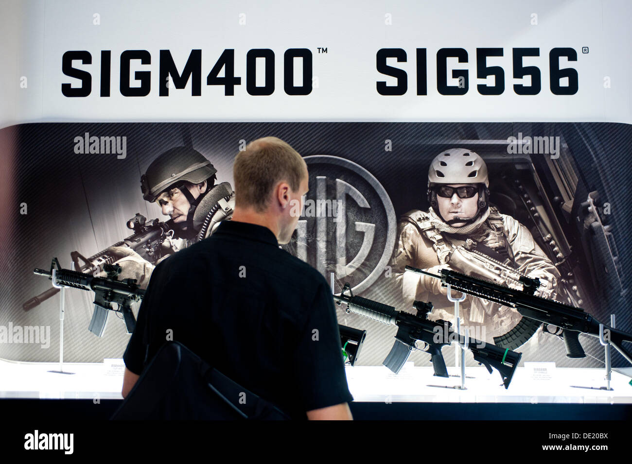 Londres, Royaume-Uni - 10 septembre 2013 : un homme se penche sur les modèles de SIG sur l'affichage pendant l'édition 2013 de DSEI à Excel London, le premier événement de la défense et de la sécurité. Credit : Piero Cruciatti/Alamy Live News Banque D'Images