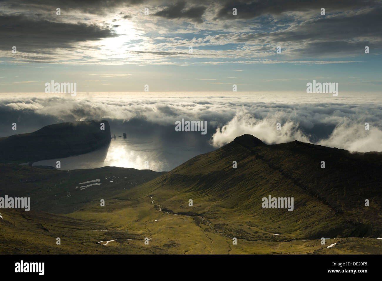 Paysage côtier avec Kollur Montagne et la mer des piles de Risin et Kellingin dans la lumière du soir, Eiði Eysturoy, Banque D'Images Paysage côtier avec Kollur Montagne et la mer des piles de Risin et Kellingin dans la lumière du soir, Eiði Eysturoy, Banque D'Images