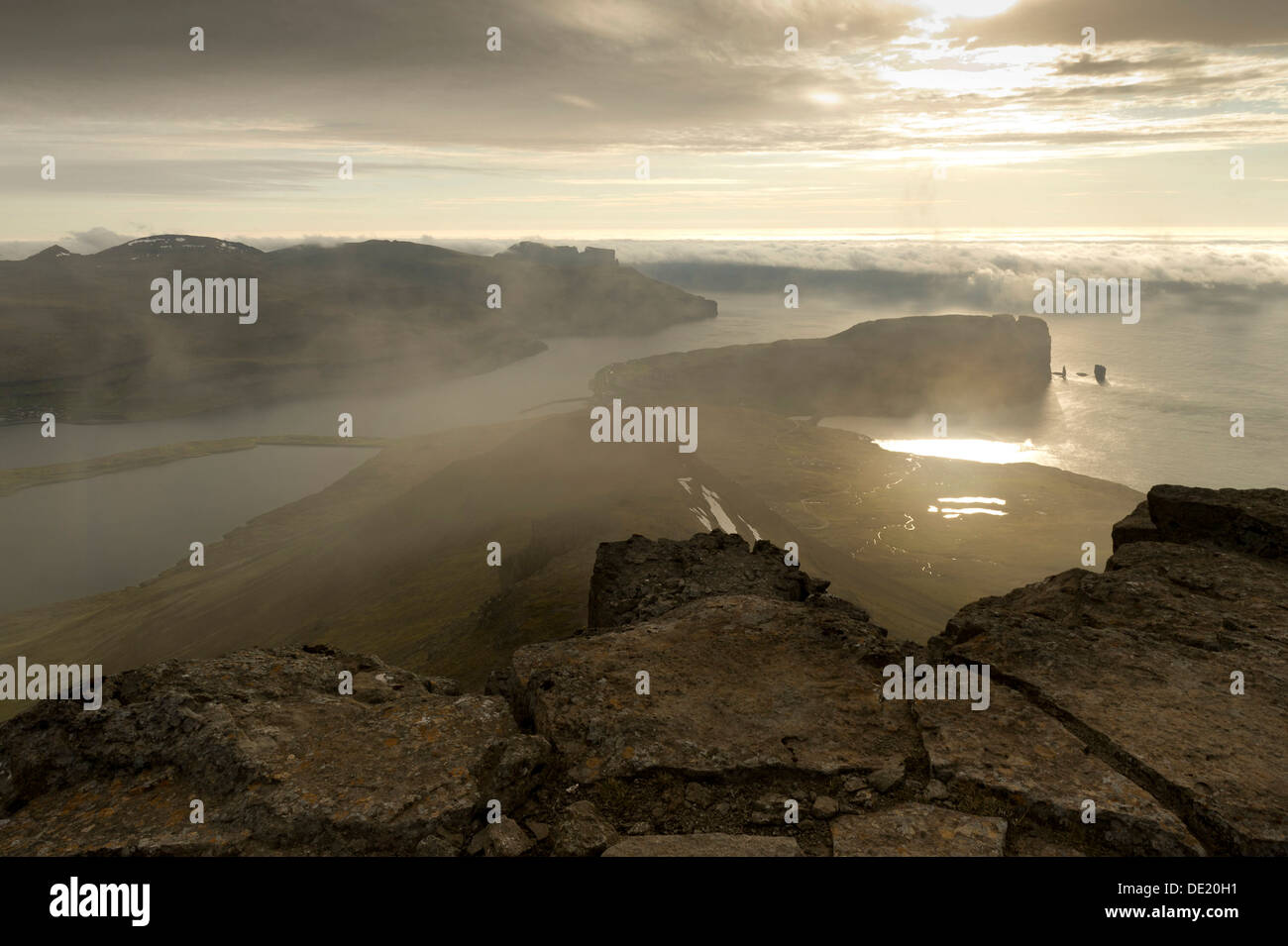 Paysage côtier avec Kollur Montagne et la mer des piles de Risin et Kellingin dans la lumière du soir, Eiði Eysturoy, Banque D'Images Paysage côtier avec Kollur Montagne et la mer des piles de Risin et Kellingin dans la lumière du soir, Eiði Eysturoy, Banque D'Images