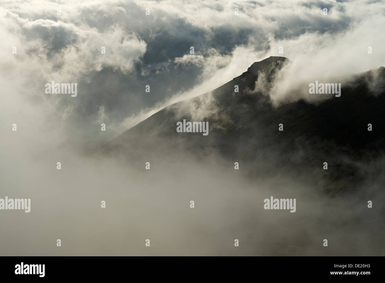Déménagement dans les nuages, les nuages vaporeux, région du sommet du Mt Slaettaratindur, Eysturoy, îles Féroé, Danemark Banque D'Images