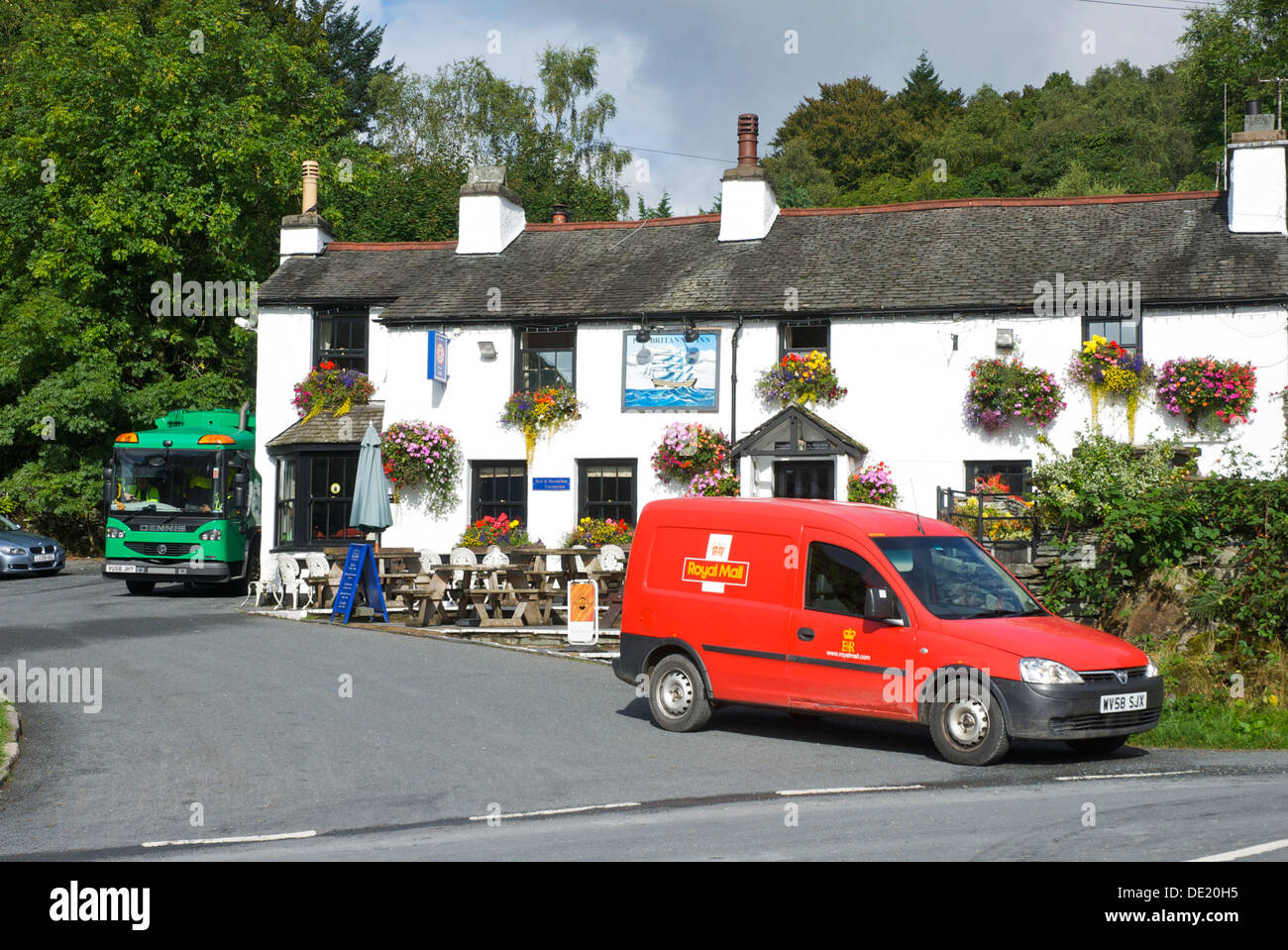 Royal Mail van dans village de Great Langdale, Langdale, Parc National de Lake District, Cumbria, Angleterre, Royaume-Uni Banque D'Images