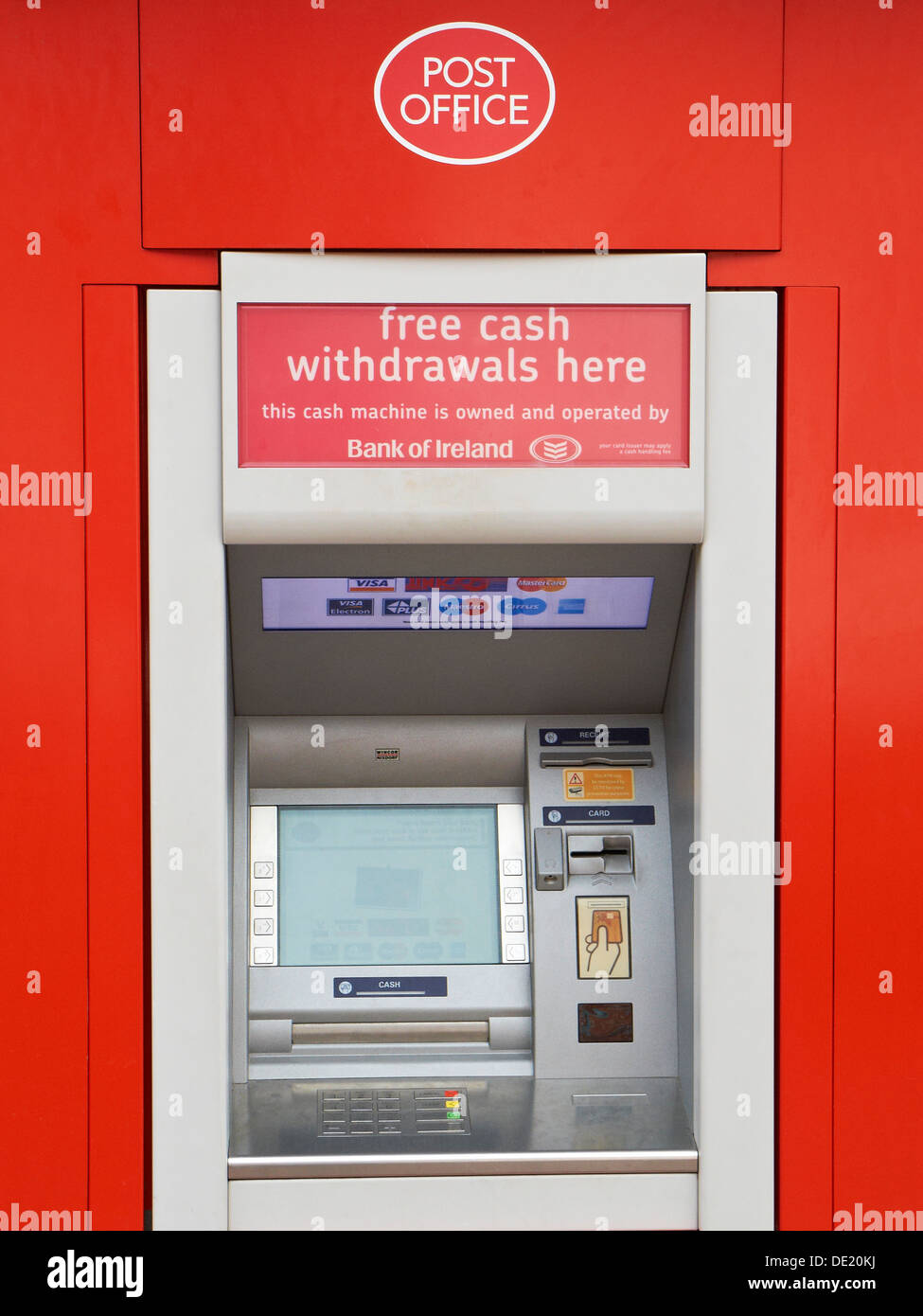 Distributeur automatique de billets du bureau de poste à l'extérieur du mur  au Royaume-Uni Photo Stock - Alamy