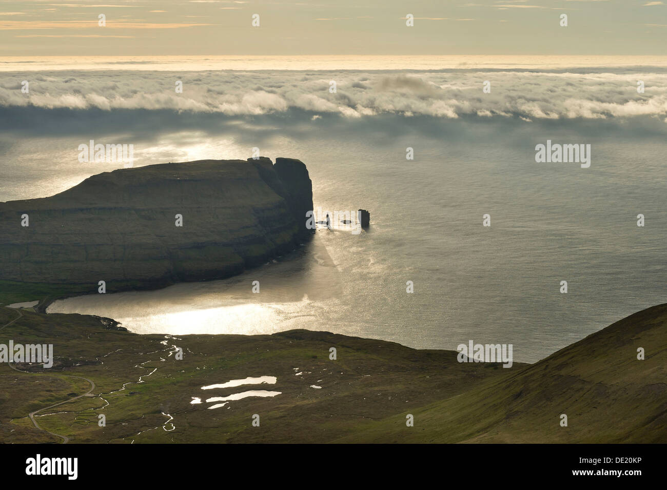 Kollur Montagne et la mer des piles de Risin et Kellingin dans la lumière du soir, Eiði, Eysturoy, îles Féroé, Danemark Banque D'Images Kollur Montagne et la mer des piles de Risin et Kellingin dans la lumière du soir, Eiði, Eysturoy, îles Féroé, Danemark Banque D'Images