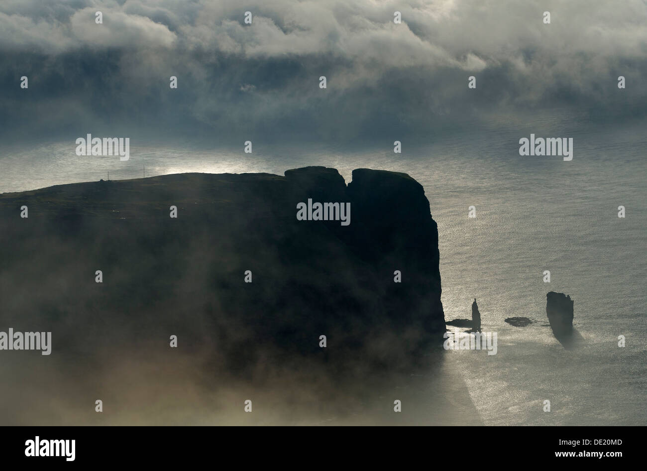 Kollur Montagne et la mer des piles de Risin et Kellingin dans la lumière du soir, Eiði, Eysturoy, îles Féroé, Danemark Banque D'Images Kollur Montagne et la mer des piles de Risin et Kellingin dans la lumière du soir, Eiði, Eysturoy, îles Féroé, Danemark Banque D'Images
