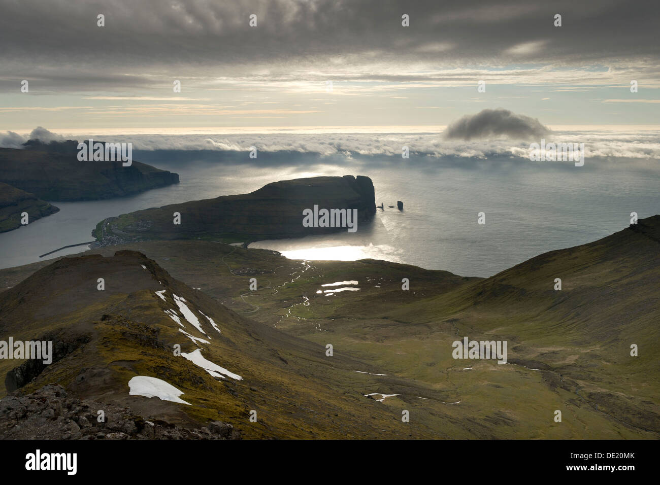 Paysage côtier avec Kollur Montagne et la mer des piles de Risin et Kellingin dans la lumière du soir, Eiði Eysturoy, Banque D'Images Paysage côtier avec Kollur Montagne et la mer des piles de Risin et Kellingin dans la lumière du soir, Eiði Eysturoy, Banque D'Images