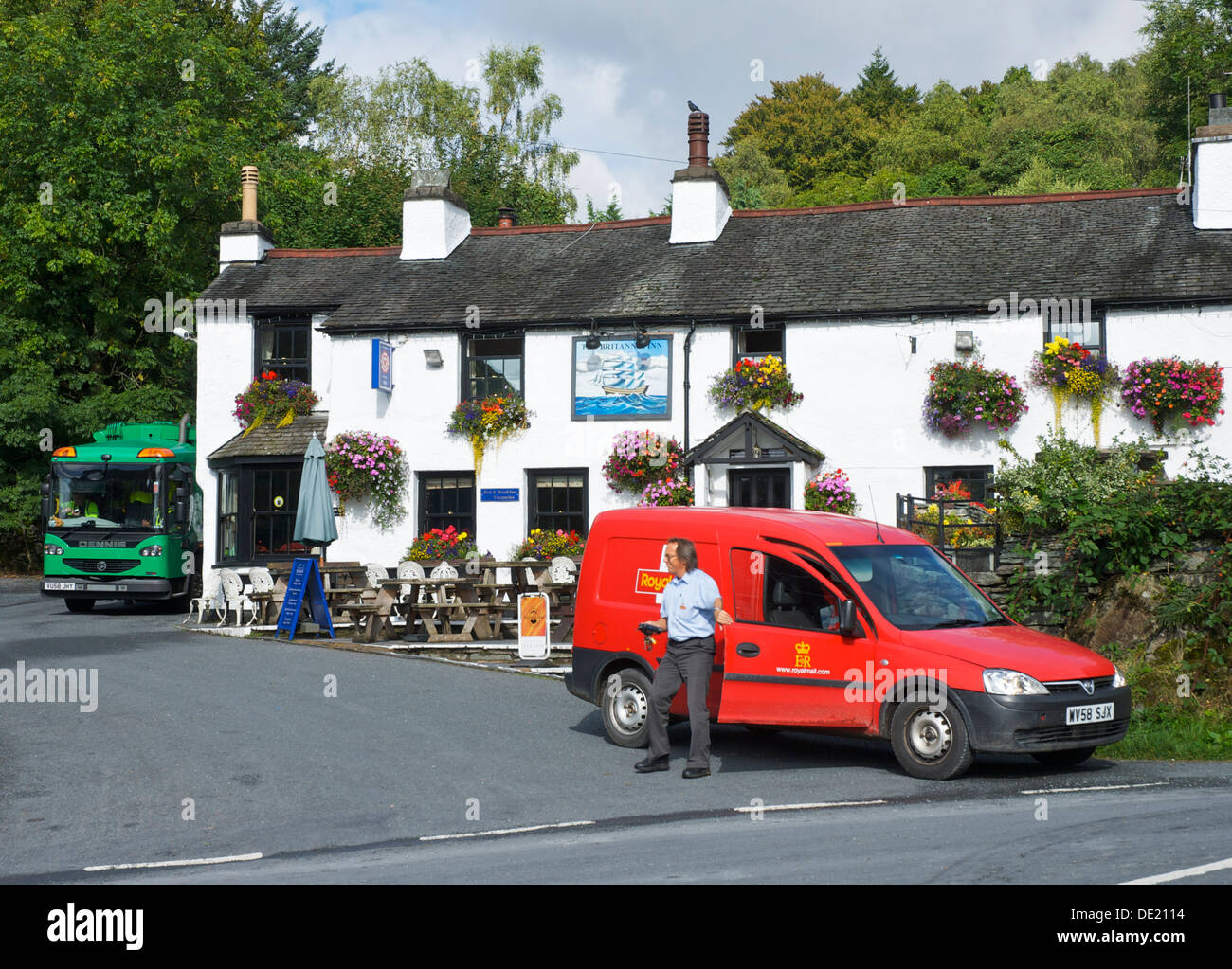 Postman & Royal Mail van dans village de Great Langdale, Langdale, Parc National de Lake District, Cumbria, Angleterre, Royaume-Uni Banque D'Images