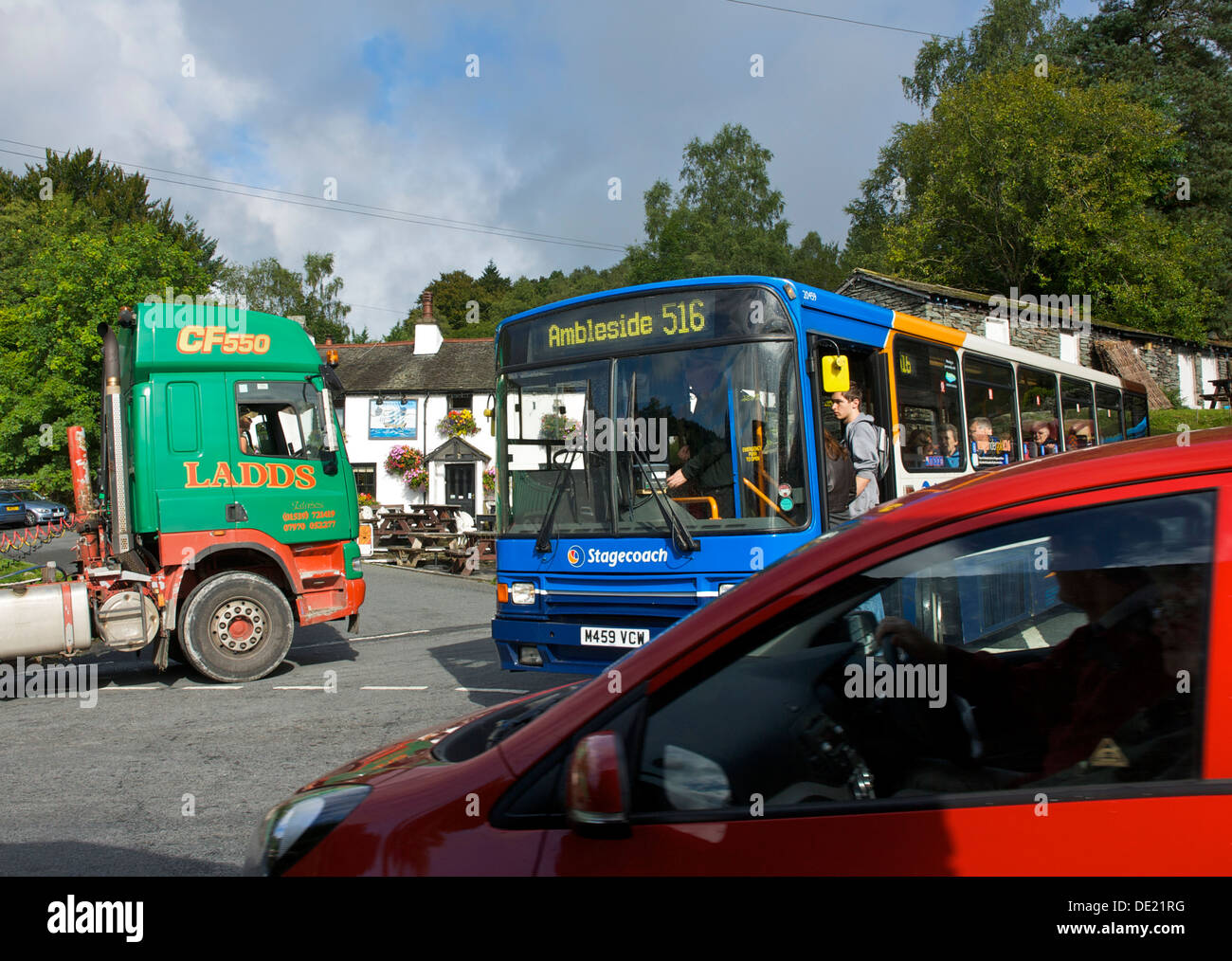 Camion, voiture et bus dans le village de Great Langdale, Langdale, Parc National de Lake District, Cumbria, Angleterre, Royaume-Uni Banque D'Images