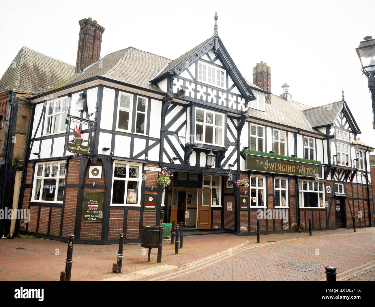 La sorcière se balançant dans pub Northwich Cheshire UK Banque D'Images